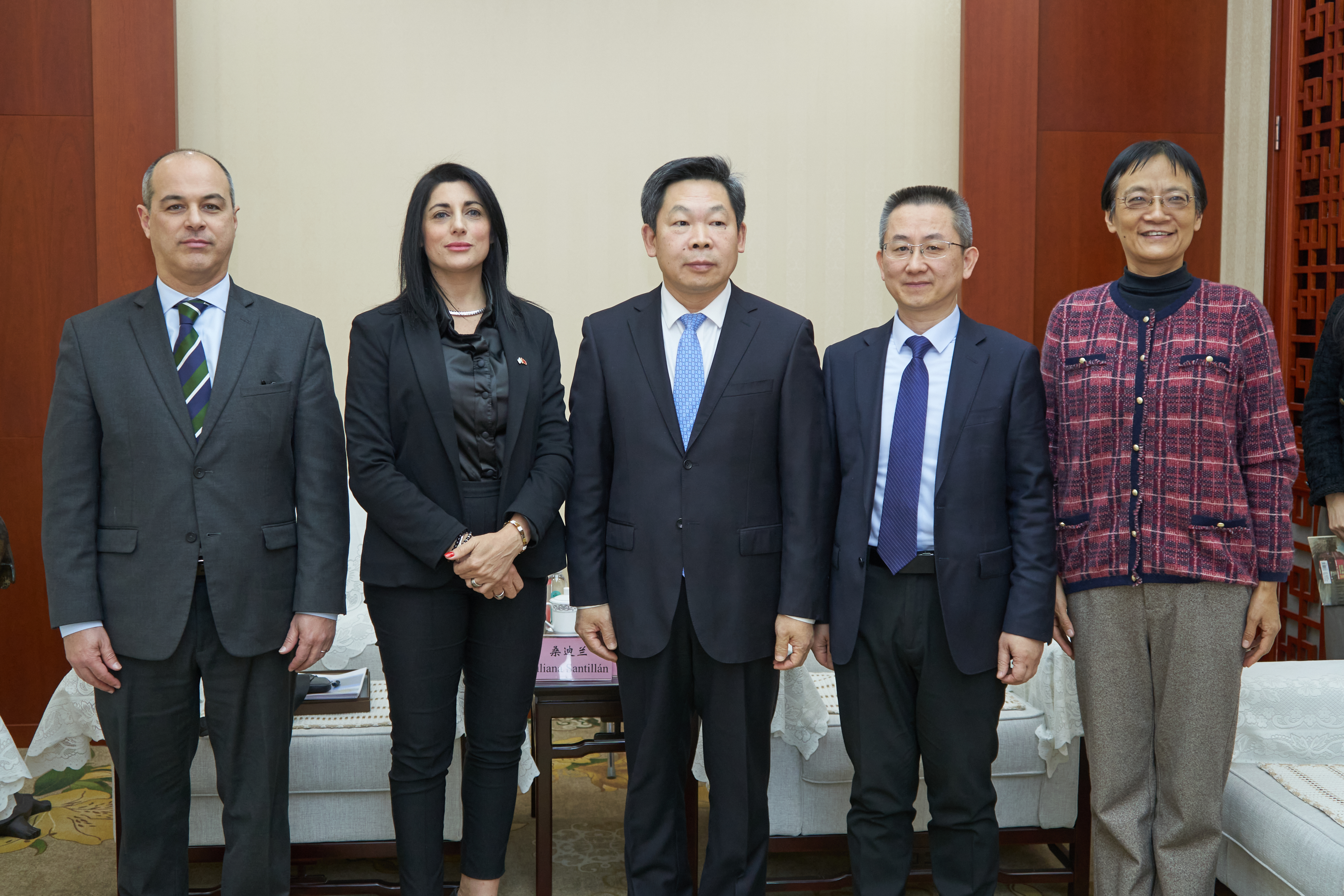 Galeria de imagenes de la noticia CHINA RECIBIÓ A UNA DELEGACIÓN DE DIPUTADOS NACIONALES 